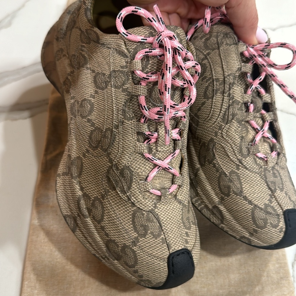 🆕🆕🆕New Gucci Tan Monogram Sneakers with Pink Accents - Picture 3 of 8